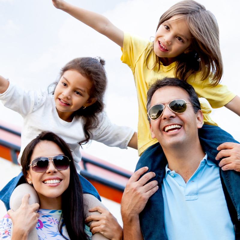Travel grid 2 Family with two young girls on holiday